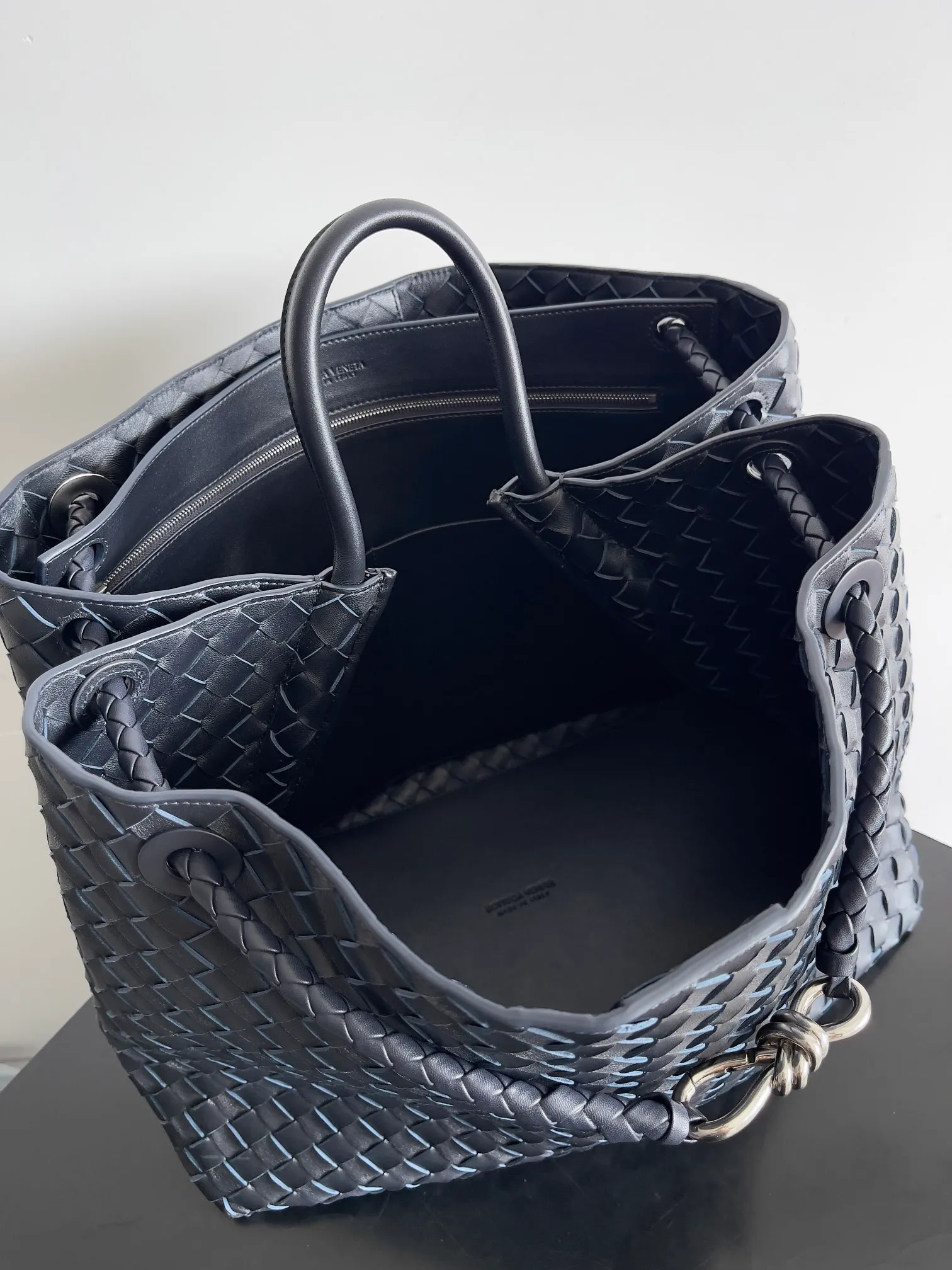 Batch 3760 Recently, the same style of bag that celebrities love is both high-end and practical. Michelle Yeoh, Kim Namjoon, Jing Boran, Tong Liya, Sun Qian, Wu Qianyu, Du Juan, Ma Yili and Bai Baihe are all carrying Bottega Veneta summer series Andiamo handbags. Andiamo has a simple structure and rounded lines. The whole piece is made of Nappa leather. It is comfortable, soft and dynamic. It adds interest to daily life and can be easily matched with various styles. Andiamo handbags are available in three sizes: small, medium and large. There are many colors to choose from, which can meet different needs. You can really carry it whether it is daily or attending events. Style number: 743575 Size: 45*22*34 including handle height 44cm